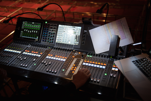 ※SR用コンソールにはSoundGrid カードを搭載したYAMAHA CL5を使用。ピアノにはWAVES Q10とC4を使用。卓のEQはピーク除去程度で、ベーシックな音作りにはWavesを使用