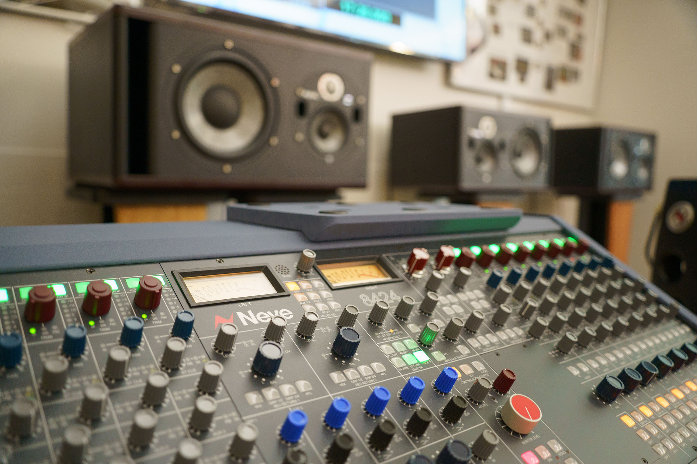 LUSH HUB AMS Neve 01