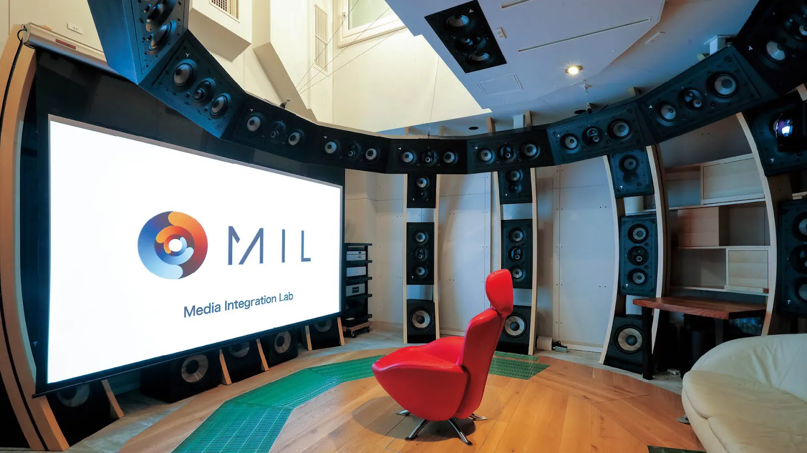 MIL STUDIO について