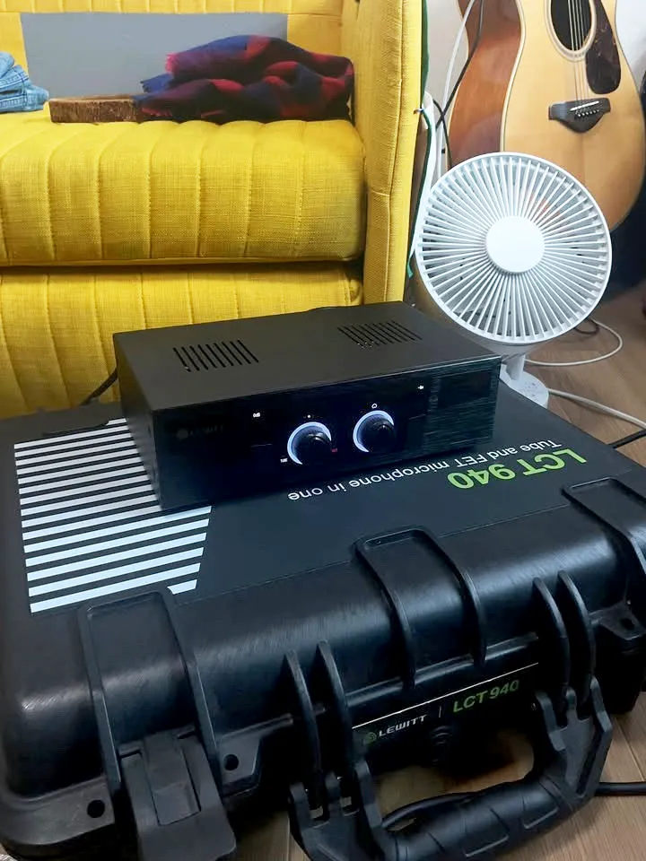 レコーディング部屋にセッティングされたLCT 940のコントローラー(撮影：NEI)