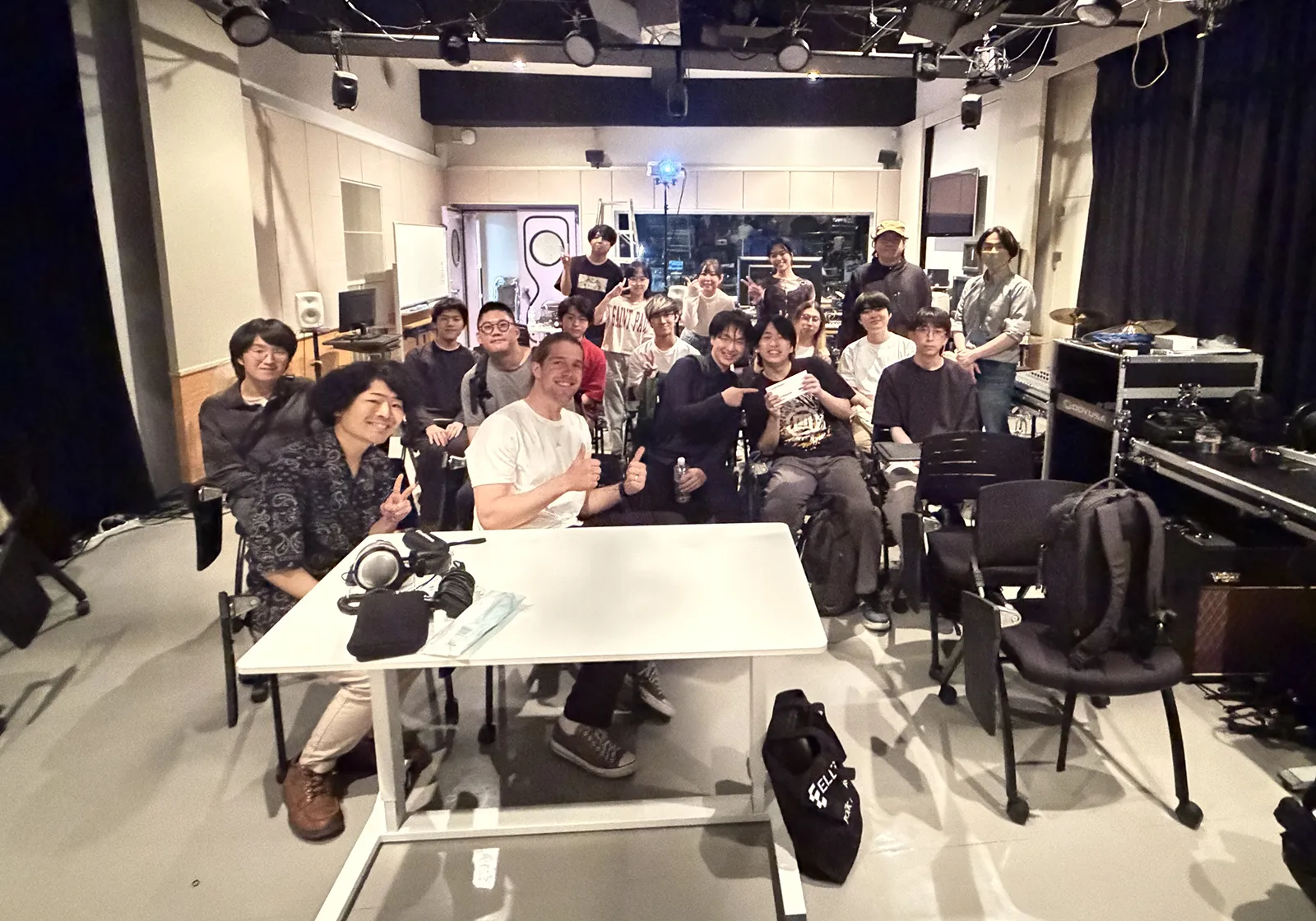 セッション後、学生の皆さんとの集合写真